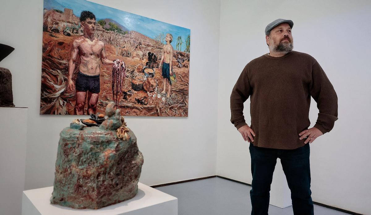Atilio Doreste junto a varias de sus obras en el Espacio Bronzo de La Laguna.