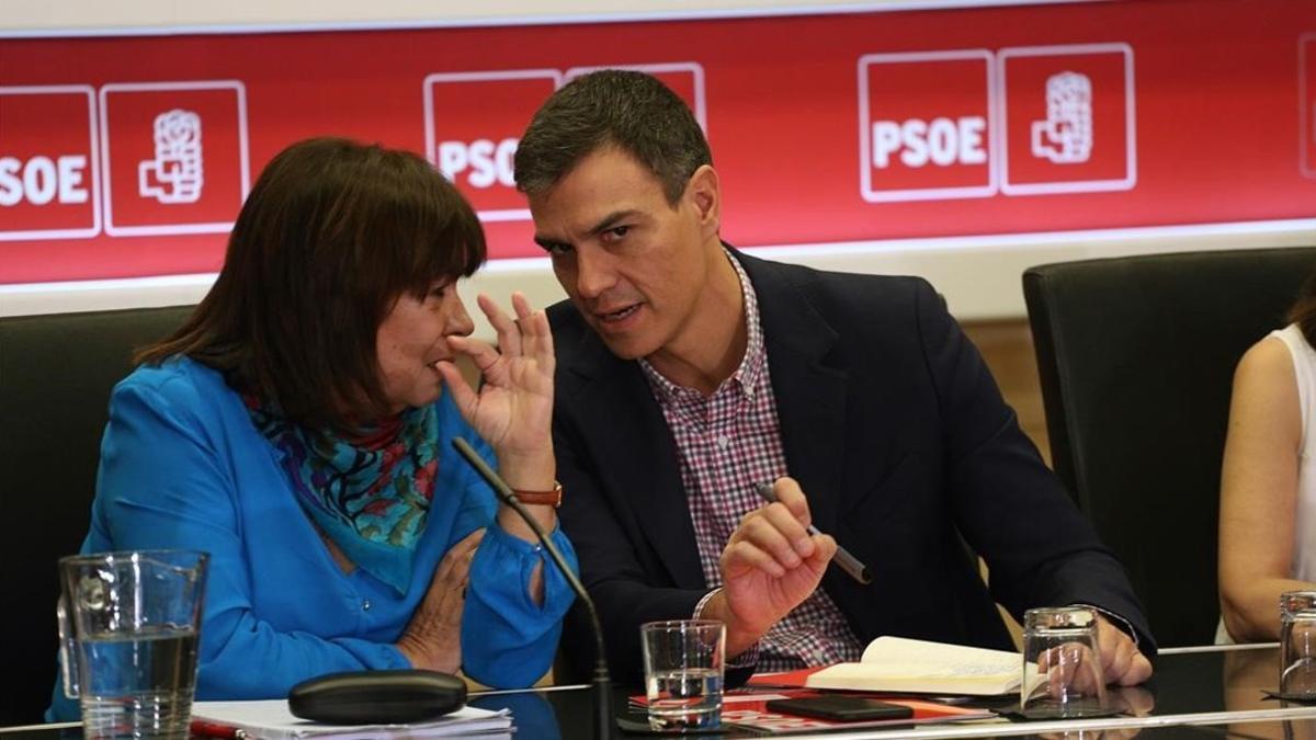 Pedro Sánchez habla con la presidenta del PSOE, Cristina Narbona, este lunes.