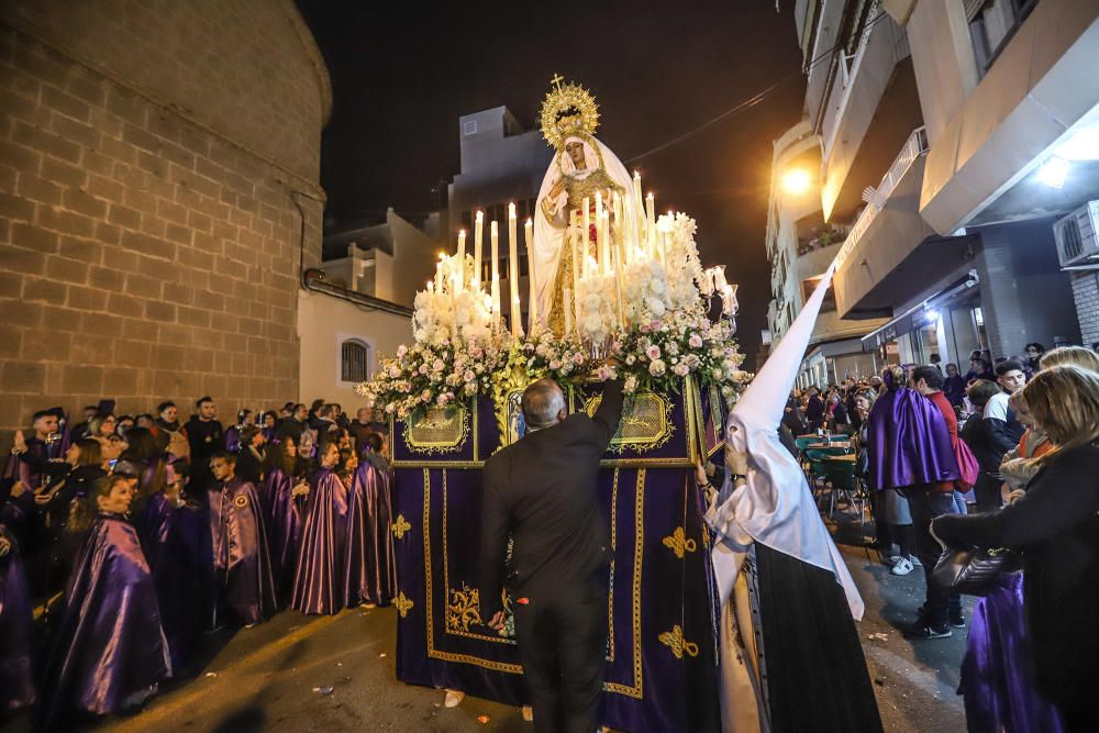 La imagen de María Santísima de la Victoria procesiona por primera vez en Torrevieja portada por 21 costaleros y costaleras