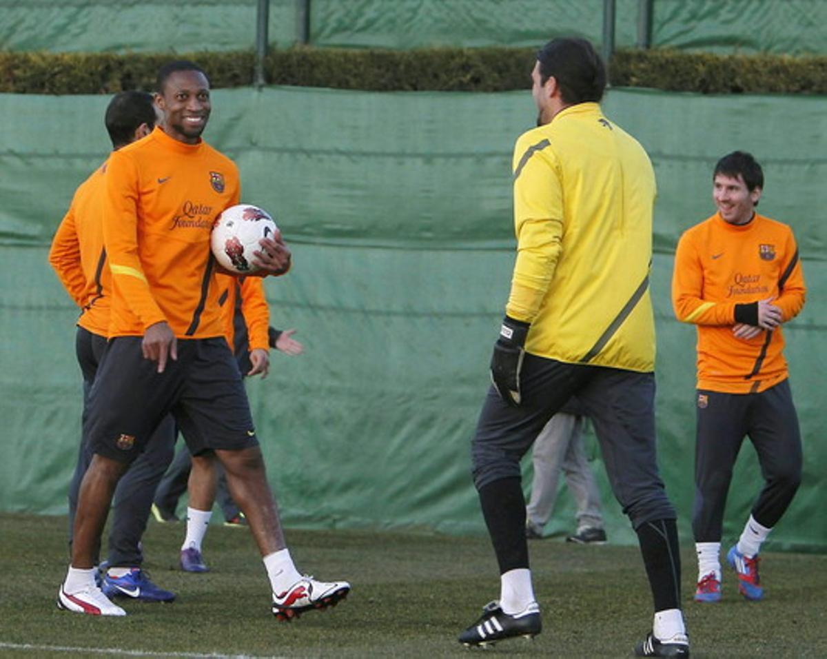 Seydou Keita amb Jose Manuel Pinto i Leo Messi, durant l’entrenament d’aquesta setmana a la ciutat esportiva de Sant Joan Despí. Seydou Keita amb Jose Manuel Pinto i Leo Messi, durant l’entrenament d’aquesta setmana a la ciutat esportiva de Sant Joan Despí.