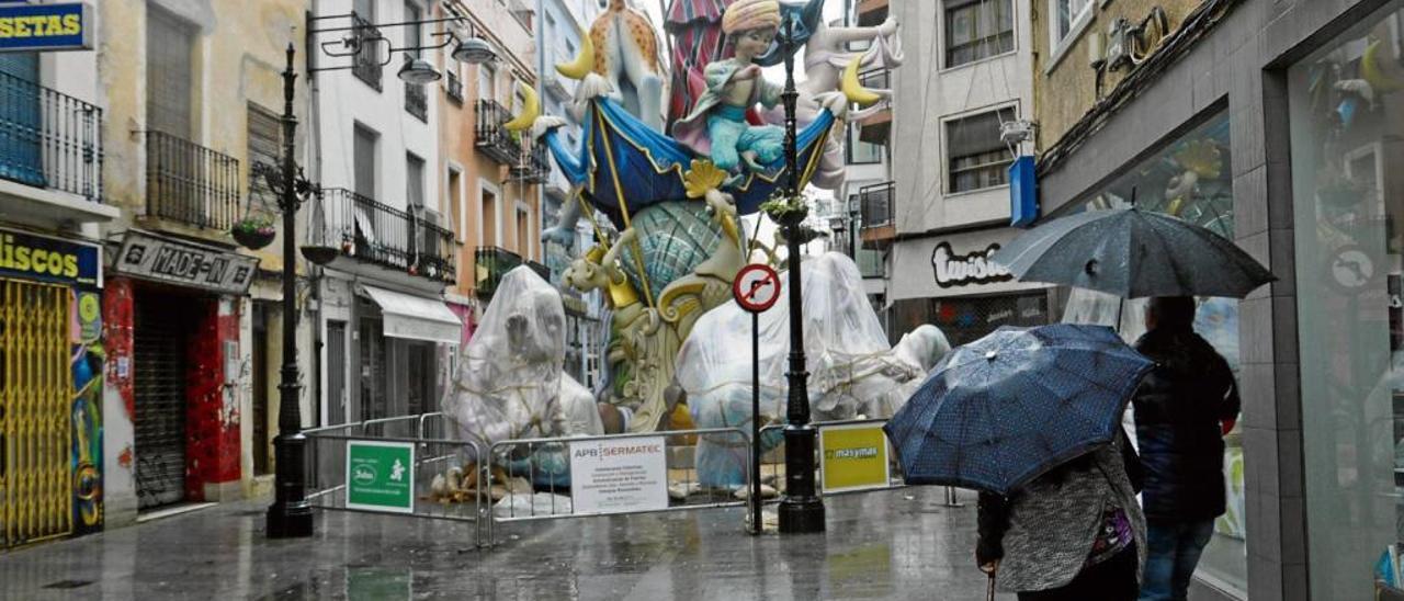 La lluvia trastoca los planes de la «plantà» y preocupa a los falleros de la comarca