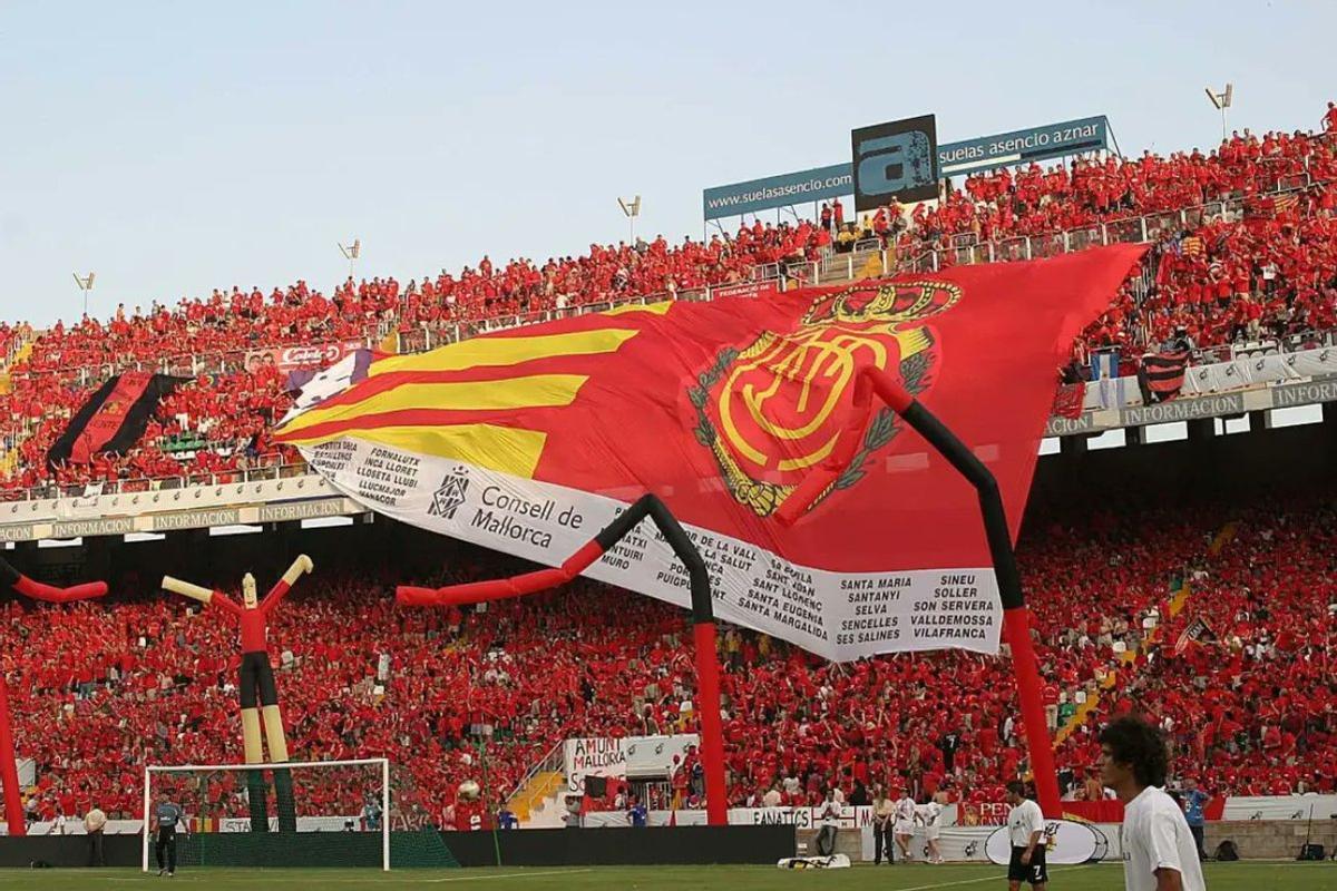 Los aficionados del Mallorca siguen un encuentro.