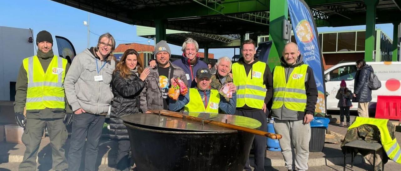 Ariane Riera (tercera por la izquierda), y su marido, Alejo de Pallejá (quinto), flanquean al chef Mikolaj, socio de la ONG de José Andrés (World Central Kitchen), en la ciudad polaca de Medyka, fronteriza con Ucrania. | A. R.