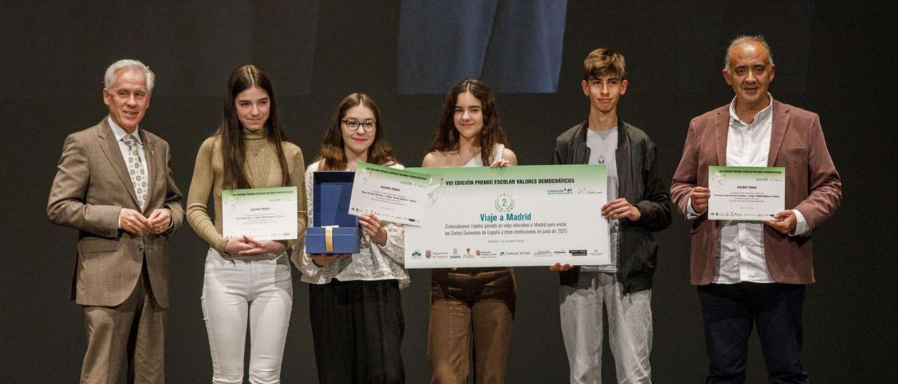 Francisco Javier González (derecha) con sus alumnos de la Medalla Milagrosa y Luis Domingo González. | ICAL