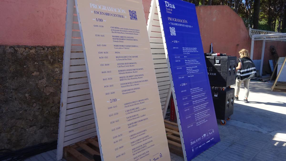 Pancartas con el programa del festival DNA de Dénia