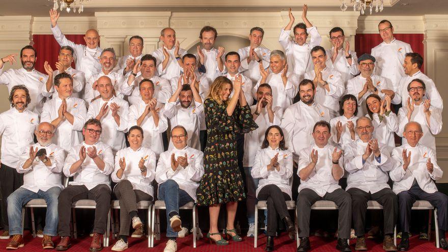 Todos los cocineros con tres soles Repsol que han acudido este lunes a San Sebastián, junto con la directora de la guía Repsol, María Ritter.