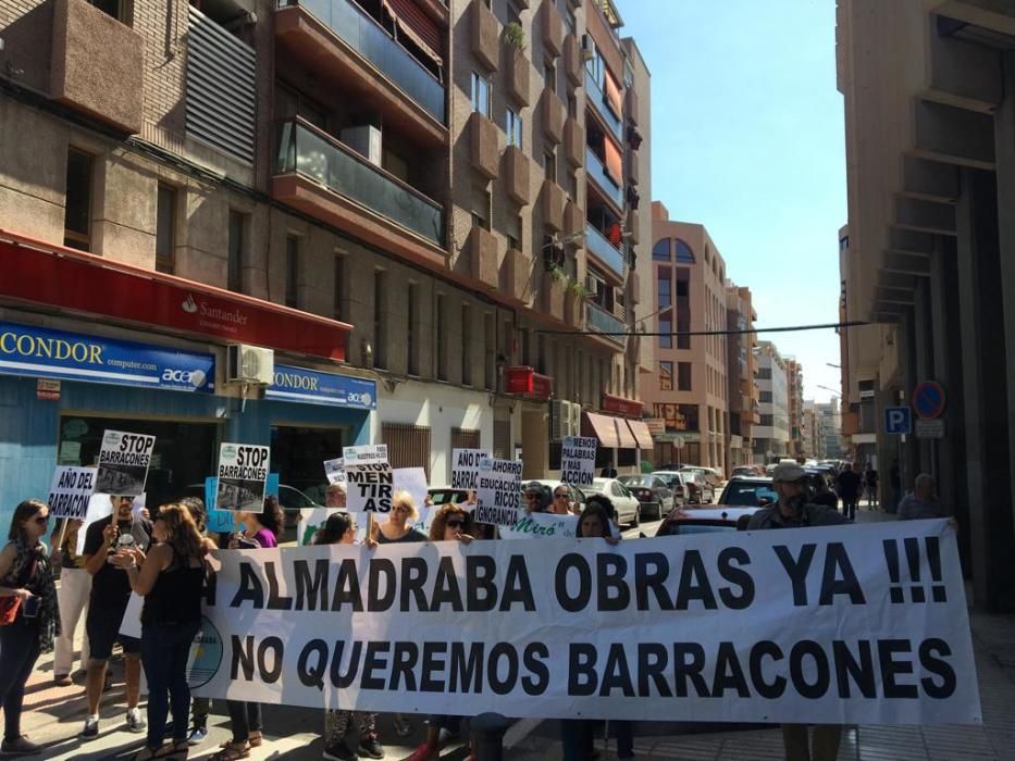 Protesta contra los barracones de La Almadraba