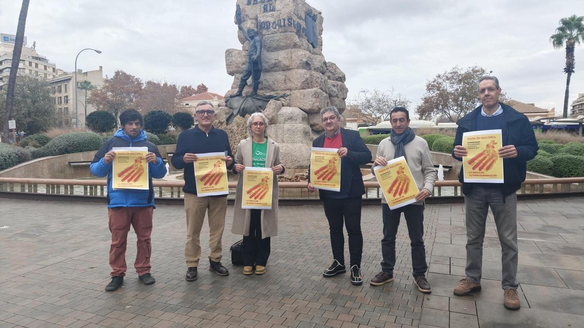Representantes de algunas de las entidades que conforman la Plataforma 31D en la Plaça de Espanya.