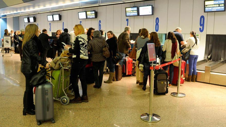 Pasajeros en Alvedro.