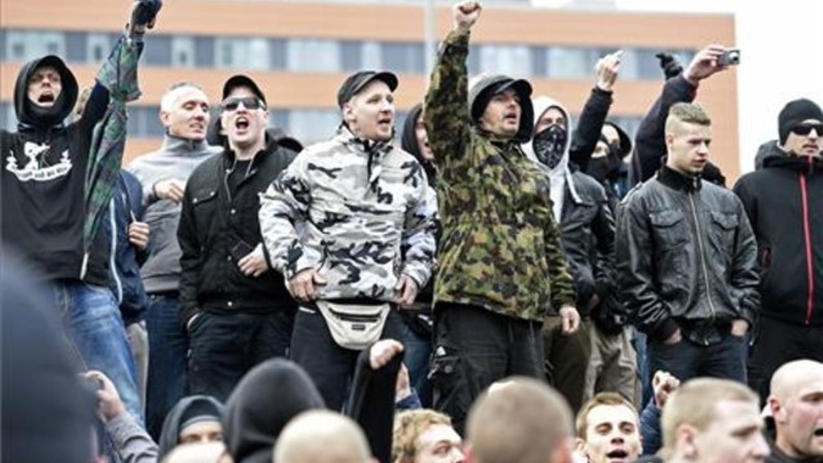 Manifestantes neonazis durante la protesta islamófoba, este sábado, en Hannover.