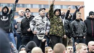 Manifestants neonazis durant la protesta islamòfoba, aquest dissabte, a Hannover.