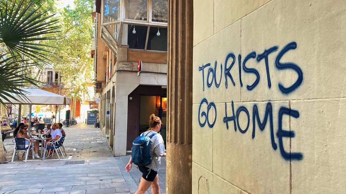 Ein an eine Wand im Künstlerviertel Vila de Gràcia gesprühter Schriftzug «Tourists Go Home». Tourismus ist für Barcelona und viele andere Regionen in Spanien überlebenswichtig. Trotzdem scheint der Verdruss der Einheimischen gegenüber den Touristen rapide zuzunehmen.