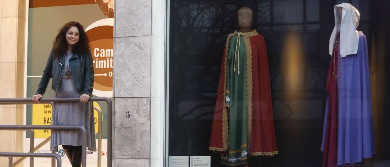 Capín, a las puertas de “Camino Primitivo. Oviedo”, con dos de sus trajes. | L. Murias