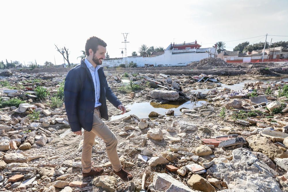 El presidente del PP, Pablo Casado, visita la zona de Almoradí en la que se rompió la mota del Segura