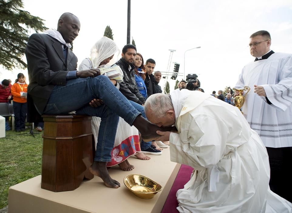 El Papa Francisco besa los pies de un refugiado cerca de Roma.