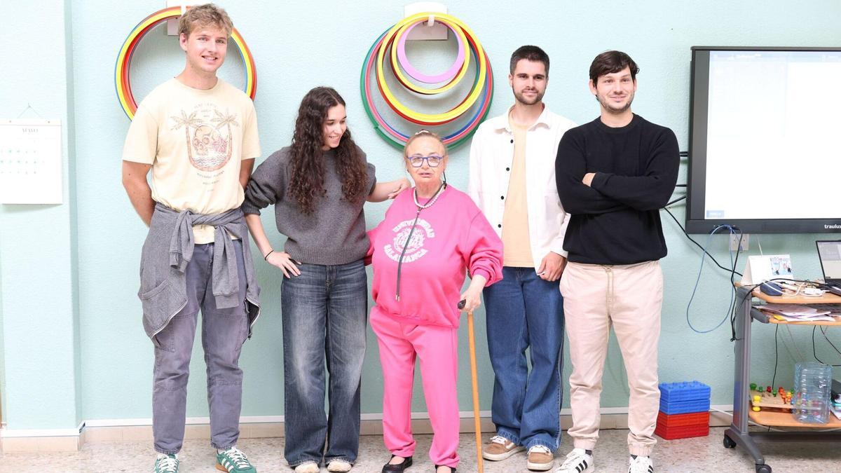 Personal del Citic con una usuaria del Centro de Atención a Personas con Discapacidad de A Coruña