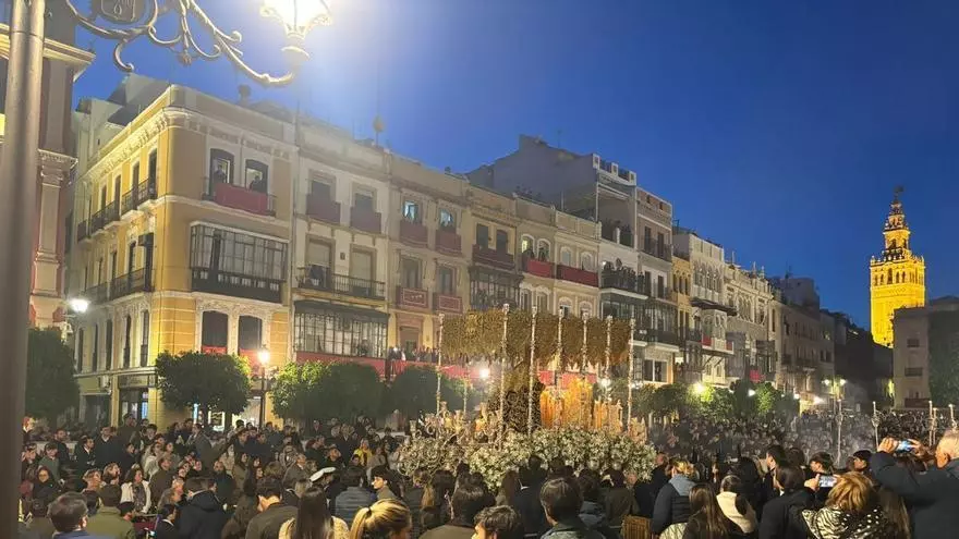 Vídeo | La Esperanza de Triana pasa por la plaza de San Francisco