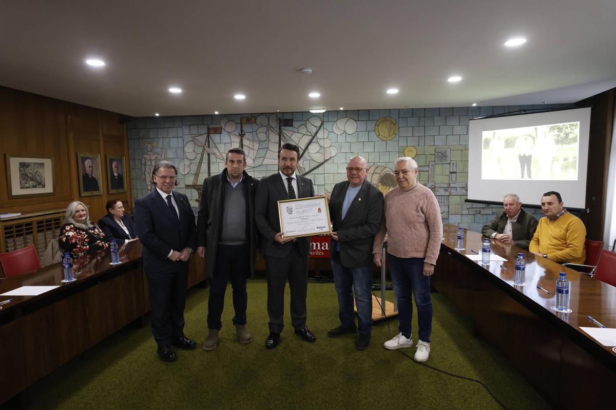 Alfredo Fernández, José Ángel Toyos, Daniel González, con el reconocimiento, Carlos Martínez Guardado y Josefa Sanz.