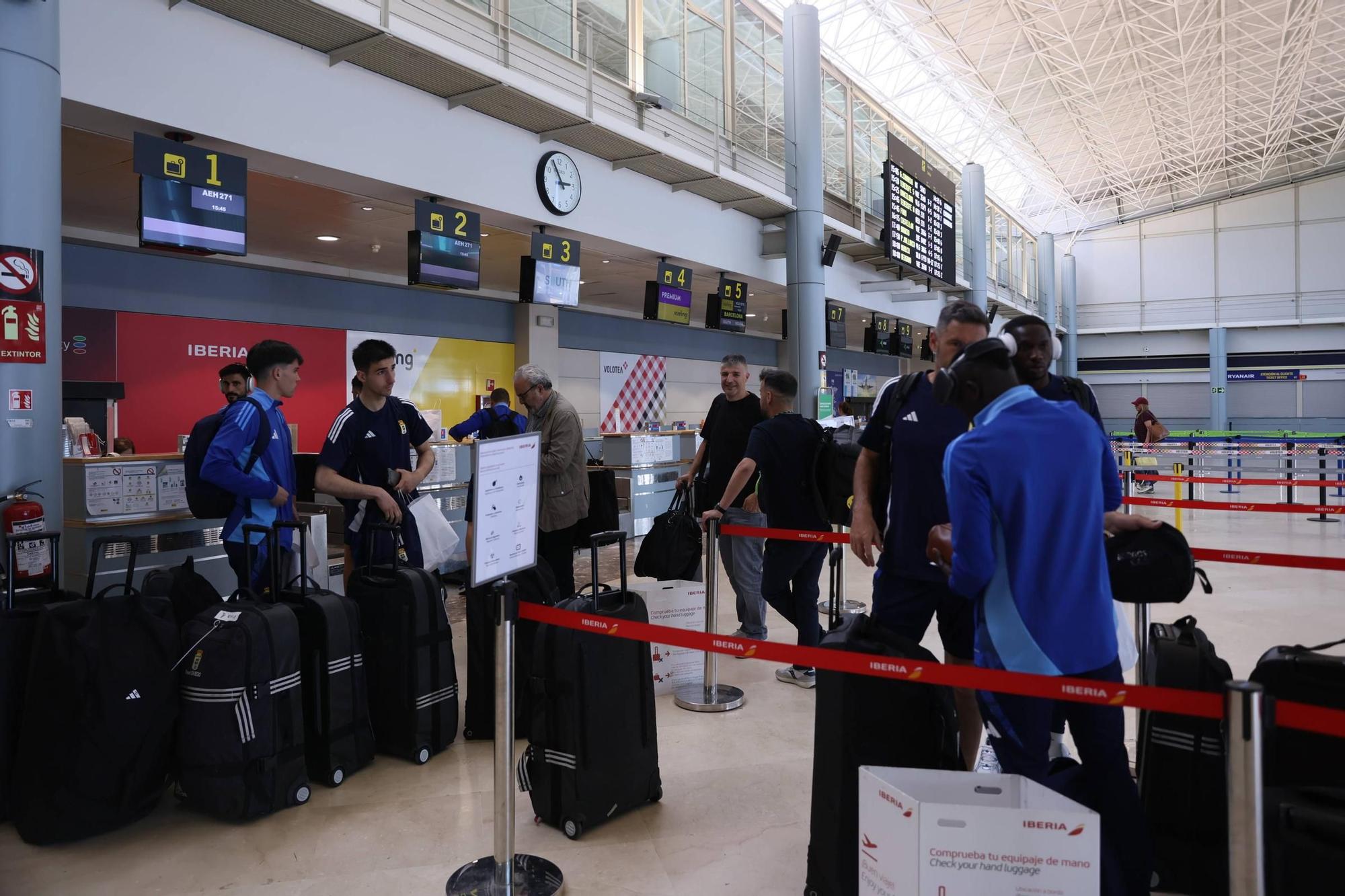 En imágenes: así fue la despedida de la afición azul al Real Oviedo en el Aeropuerto de Asturias