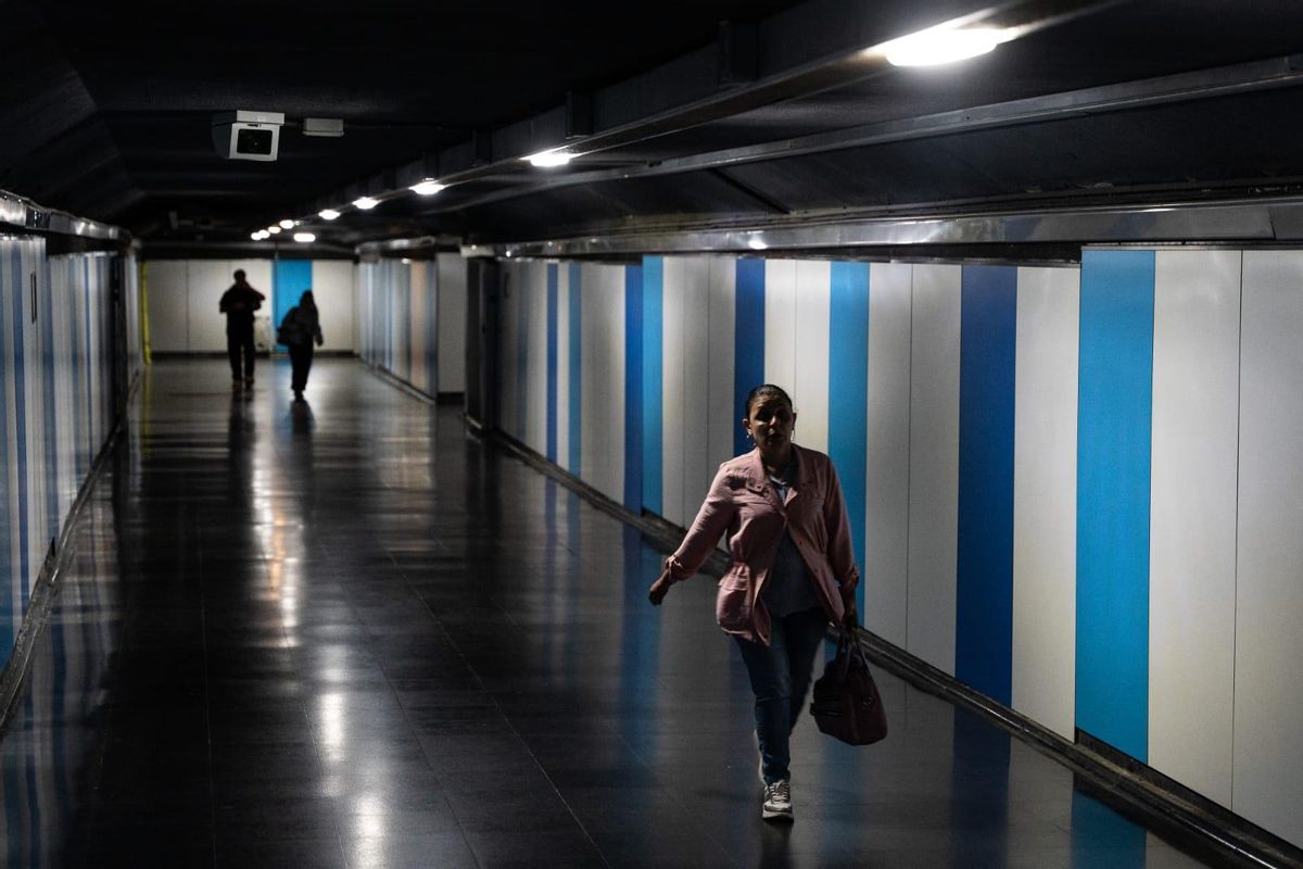 Usuarios del metro se ven afectados por el apagón
