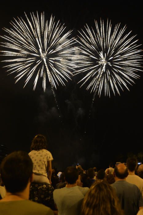 El castillo lanzado desde el puente del Ferrocarril despide las fiestas con la tradicional cascada y la limitación del aforo en la ladera