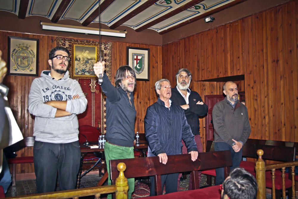 Preparados para la acción festera en Alcoy