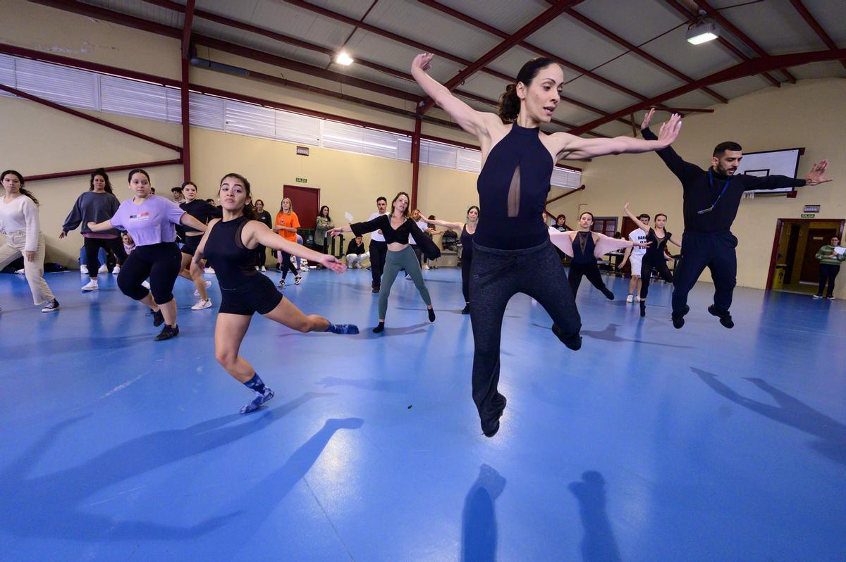 Uno de los grupos del casting realiza una prueba de baile en el polideportivo Jardín de Infancia de La Isleta