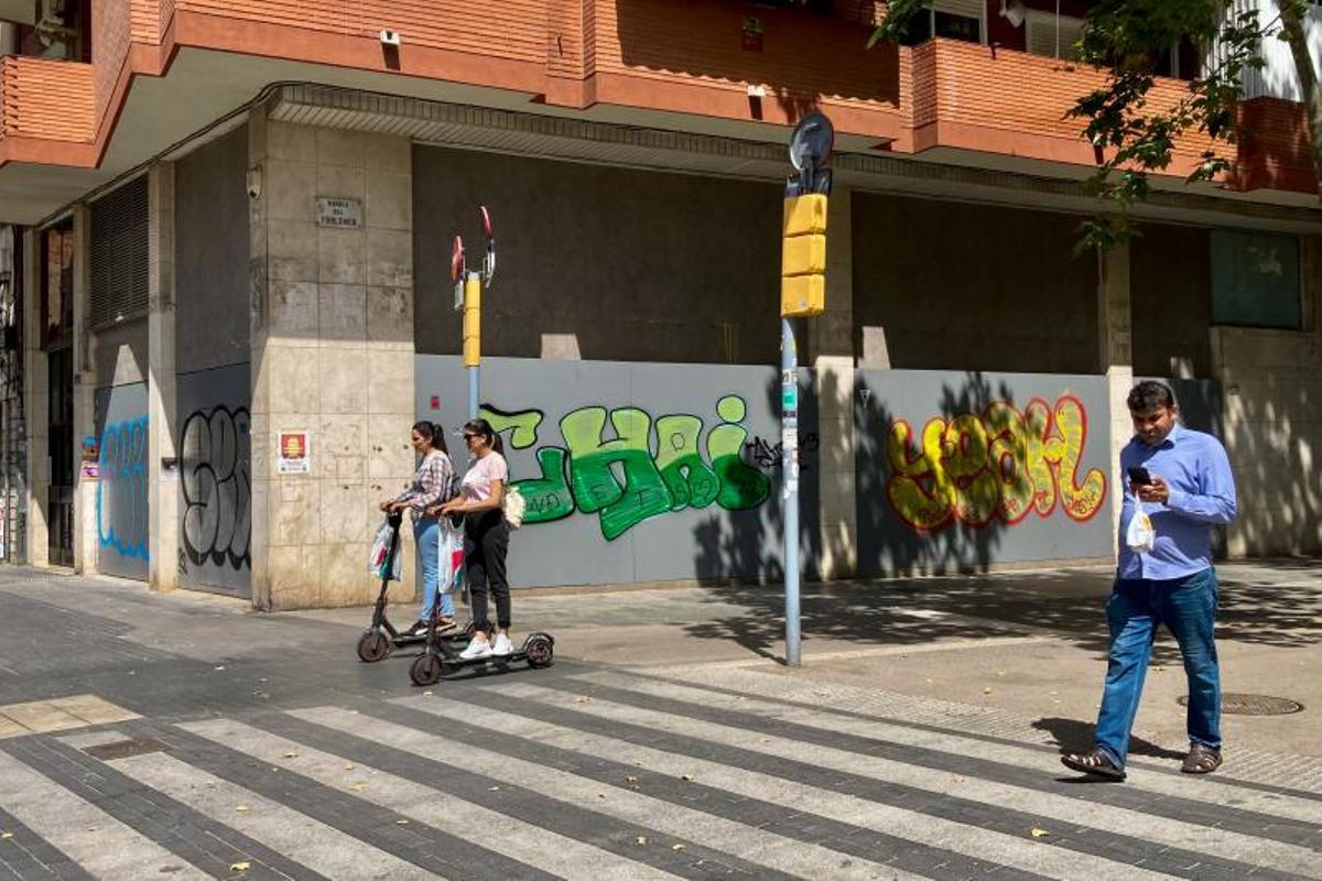 Oficina bancaria cerrada en la esquina entre la Rambla del Poblenou y Pere IV de Barcelona.