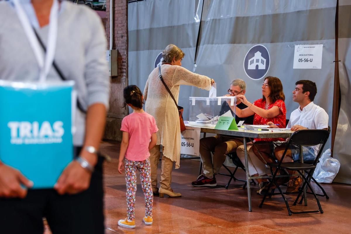 Jornada electoral en el mercado de Galvany de Barcelona