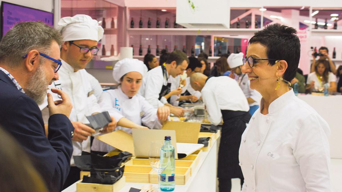 Carme Ruscalleda, junto a Pau Arenós, durante el taller magistral celebrado en Alimentaria