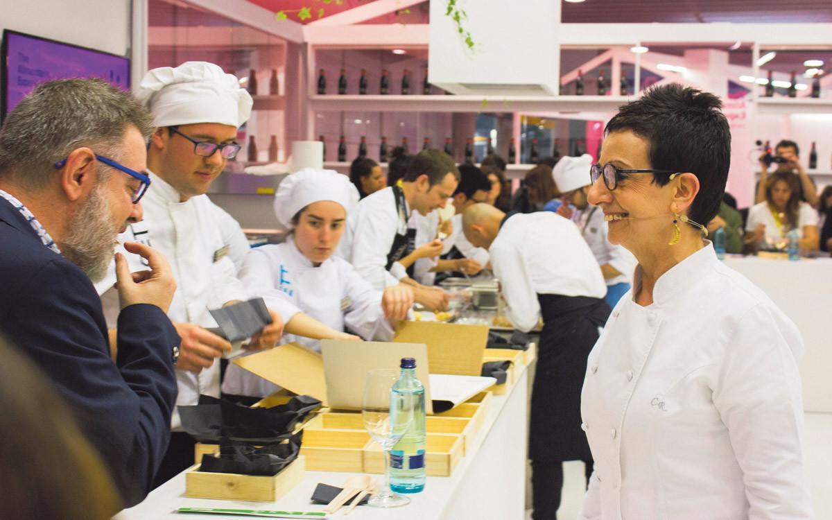 Carme Ruscalleda, junto a Pau Arenós, durante el taller magistral celebrado en Alimentaria