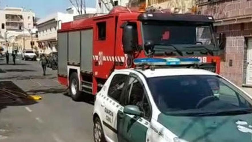 La Guardia Civil y los bomberos intervienen en el lugar.