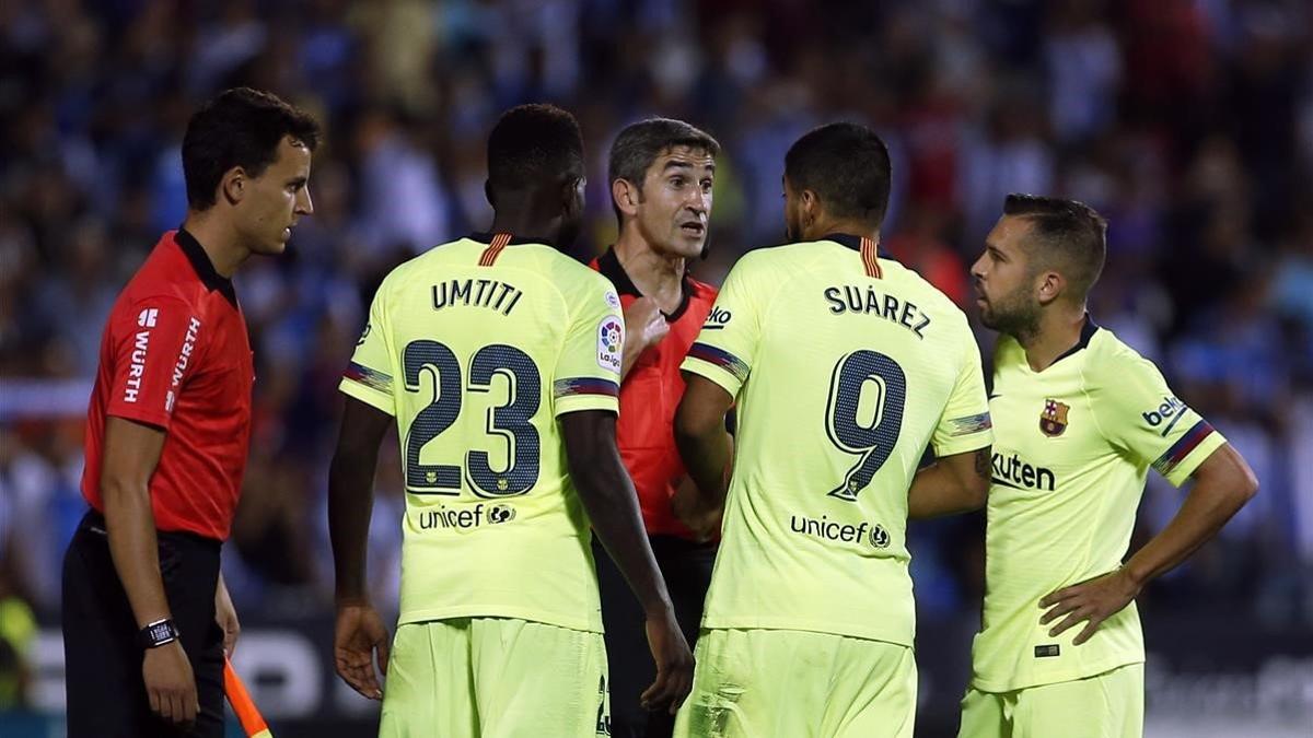 Umtiti, Suárez y Jordi Alba protestan a Undiano Mallenco en el Leganés-Barça.