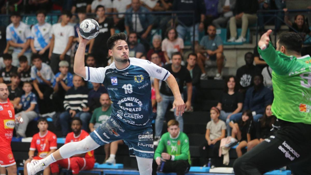 El extremo Arnau Fernández en un partido de la primera vuelta en O Gatañal, ante el Bada Huesca.