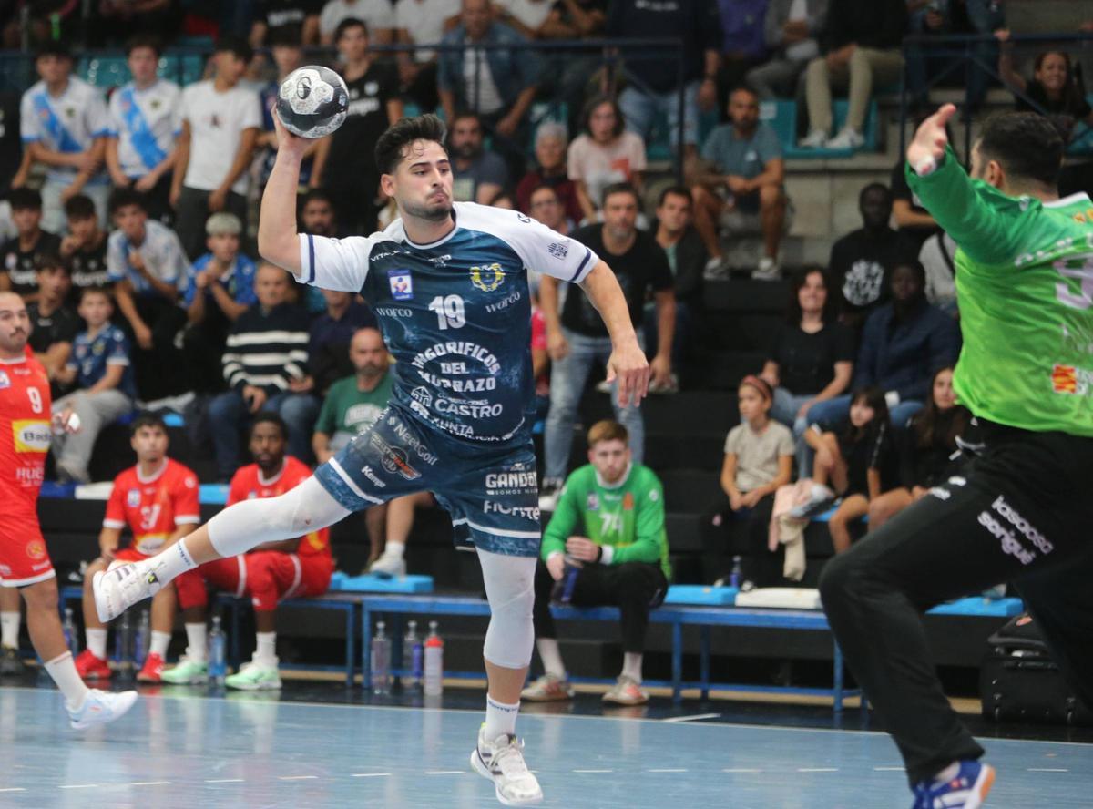 El extremo Arnau Fernández en un partido de la primera vuelta en O Gatañal, ante el Bada Huesca.