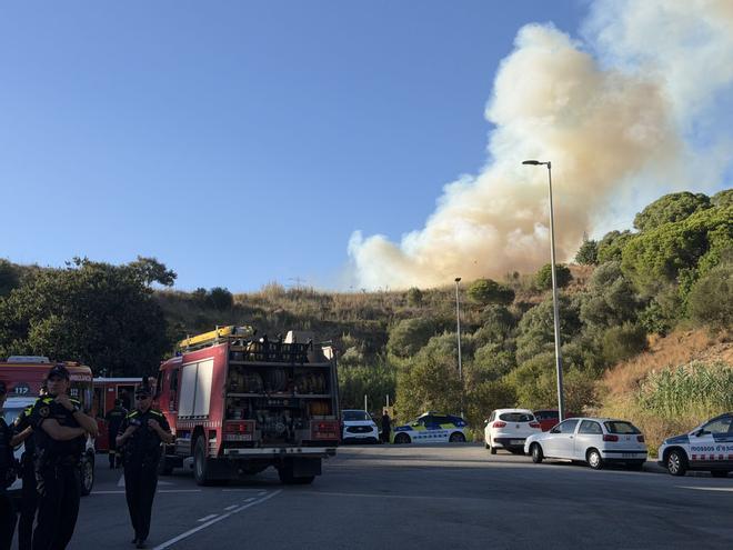 El incendio de Collserola obliga a los trenes de la R4 de Rodalies a no parar en la estación de Torre Baró