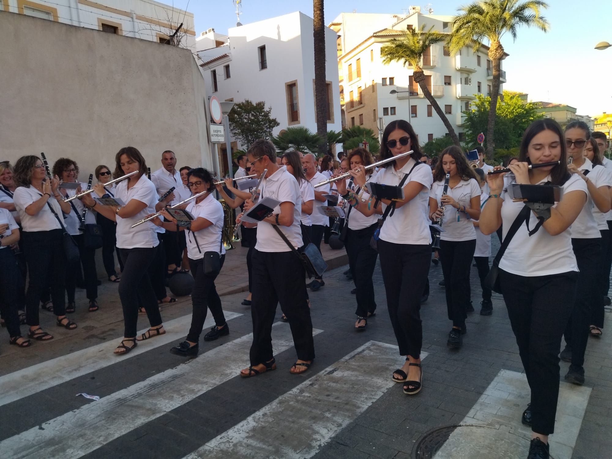 Xàbia, capital de la música: más de 800 músicos de toda la comarca llenan de vida las calles (imágenes)
