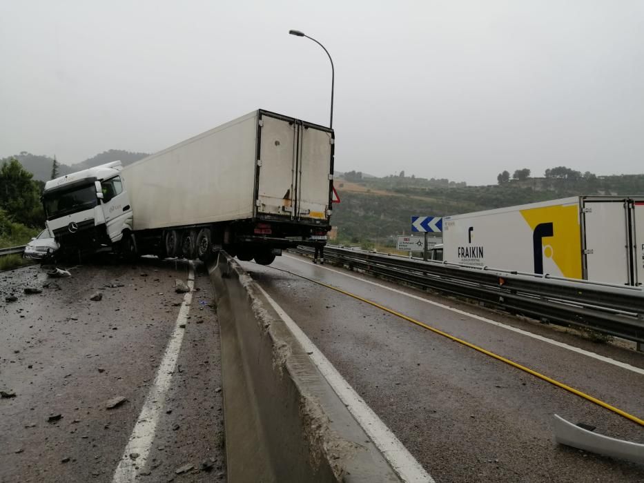 Un camió i un turisme s'accidenten a la C-55, a Manresa