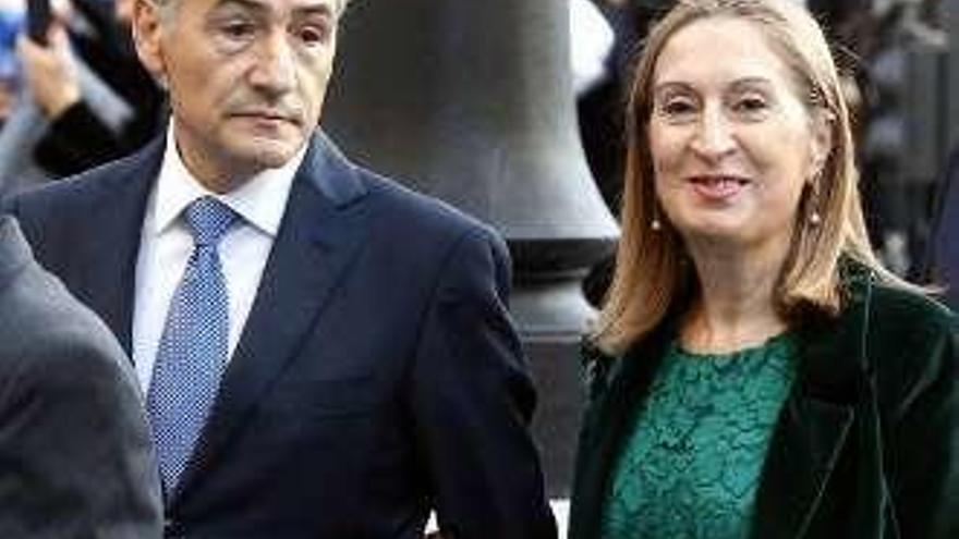 Ana Pastor y su marido José Benito Suárez. // Efe