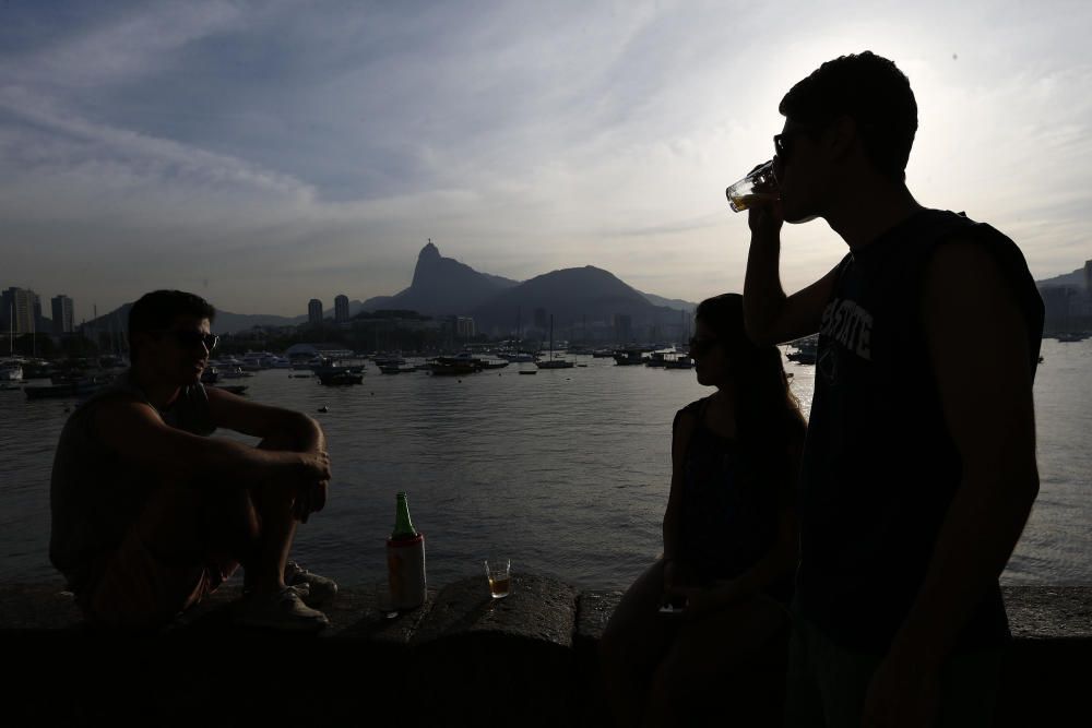 Joves al mur de Urca, a Rio de Janeiro, que es prepara pels pròxims Jocs Olímpics