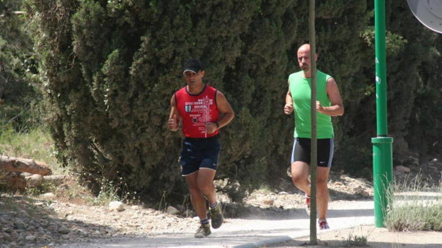 Dos hombres practican ejercicio en un parque