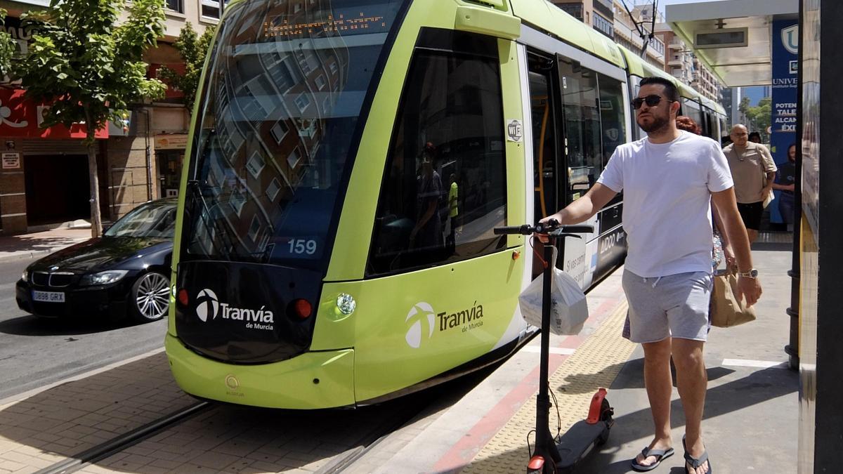 Tranvía de Murcia, en una de las paradas cercanas a la plaza Circular.