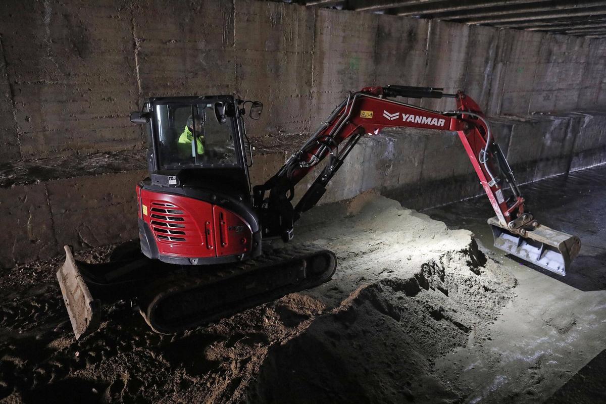 Girona. Plaça Catalunya. Retirada de sediments del riu Onyar sota de la plaça de Catalunya.
