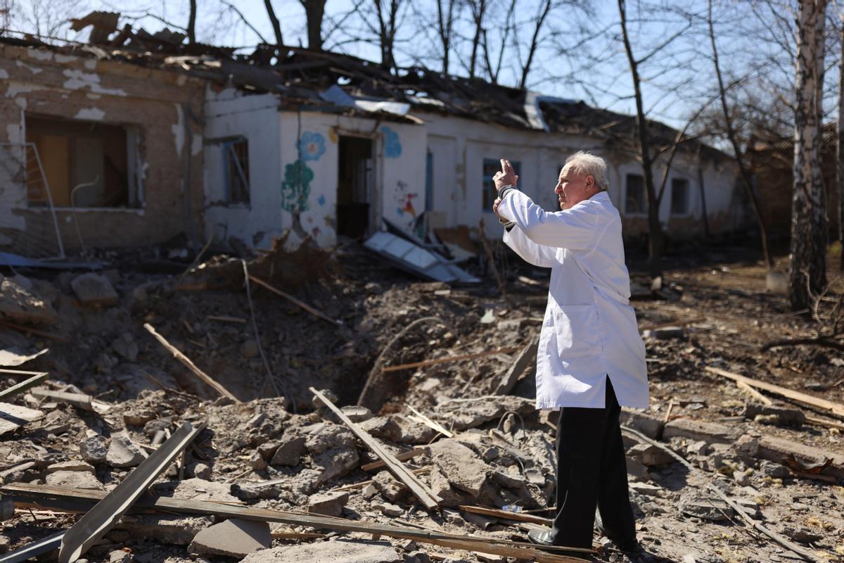 El doctor Anatolii Pavlov toma fotografías de un hospital psiquiátrico dañado por el ataque militar durante la invasión rusa de Ucrania, en Mykolaiv, Ucrania.
