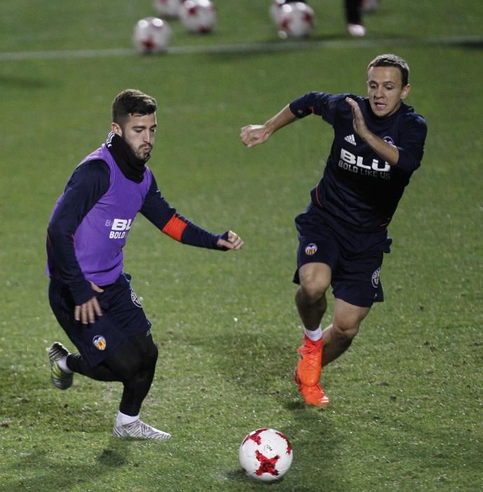 La afición del Valencia invade el Puchades