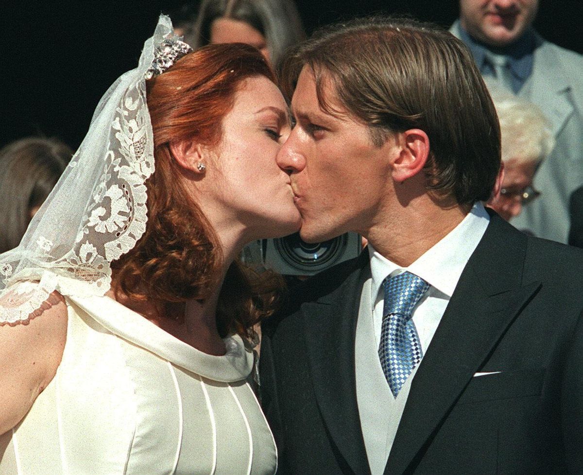 Malula y Míchel se besan en la puerta de Los Jerónimos, tras contraer matrimonio.