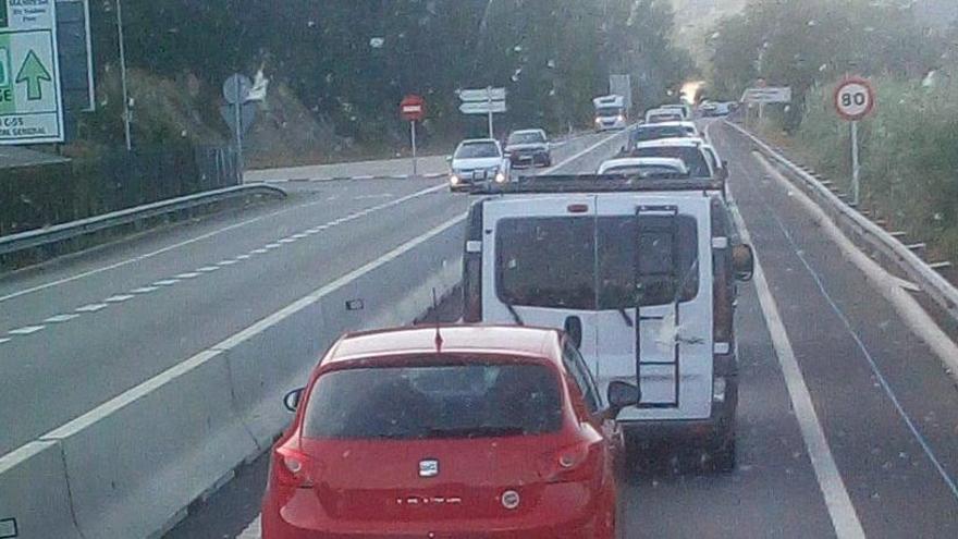 Cotxes aturats a Sant Vicenç, a la C-55, a causa de l&#039;accident