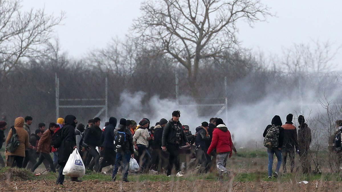 La Policía griega vuelve a lanzar gas contra los migrantes que tratan de entrar al país desde la frontera con Turquía