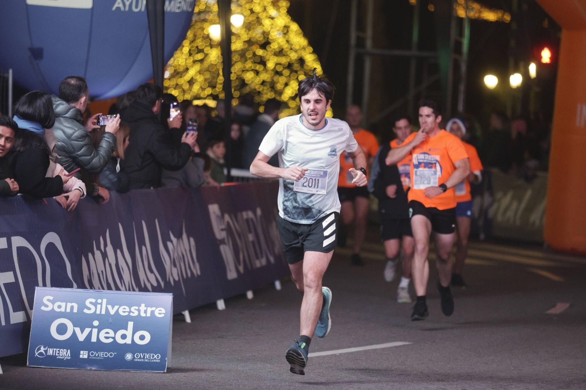 EN IMÁGENES: Alejandro Onís y Mariam Benkert saltan del segundo al primer puesto en la San Silvestre de Oviedo