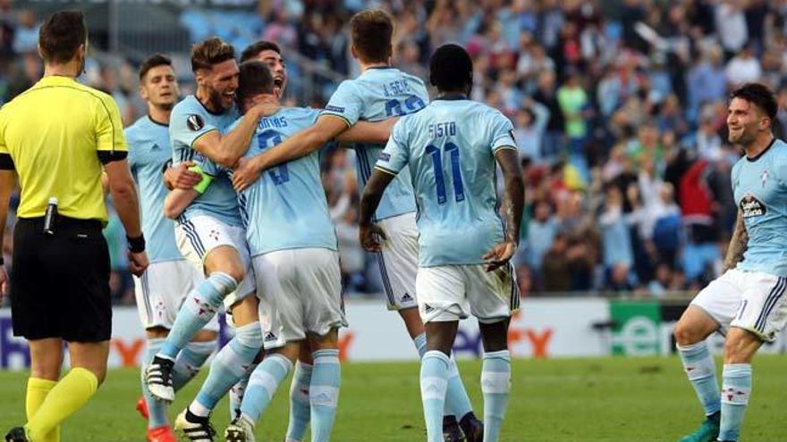 El Celta celebra el gol de Fontás // MARTA G. BREA